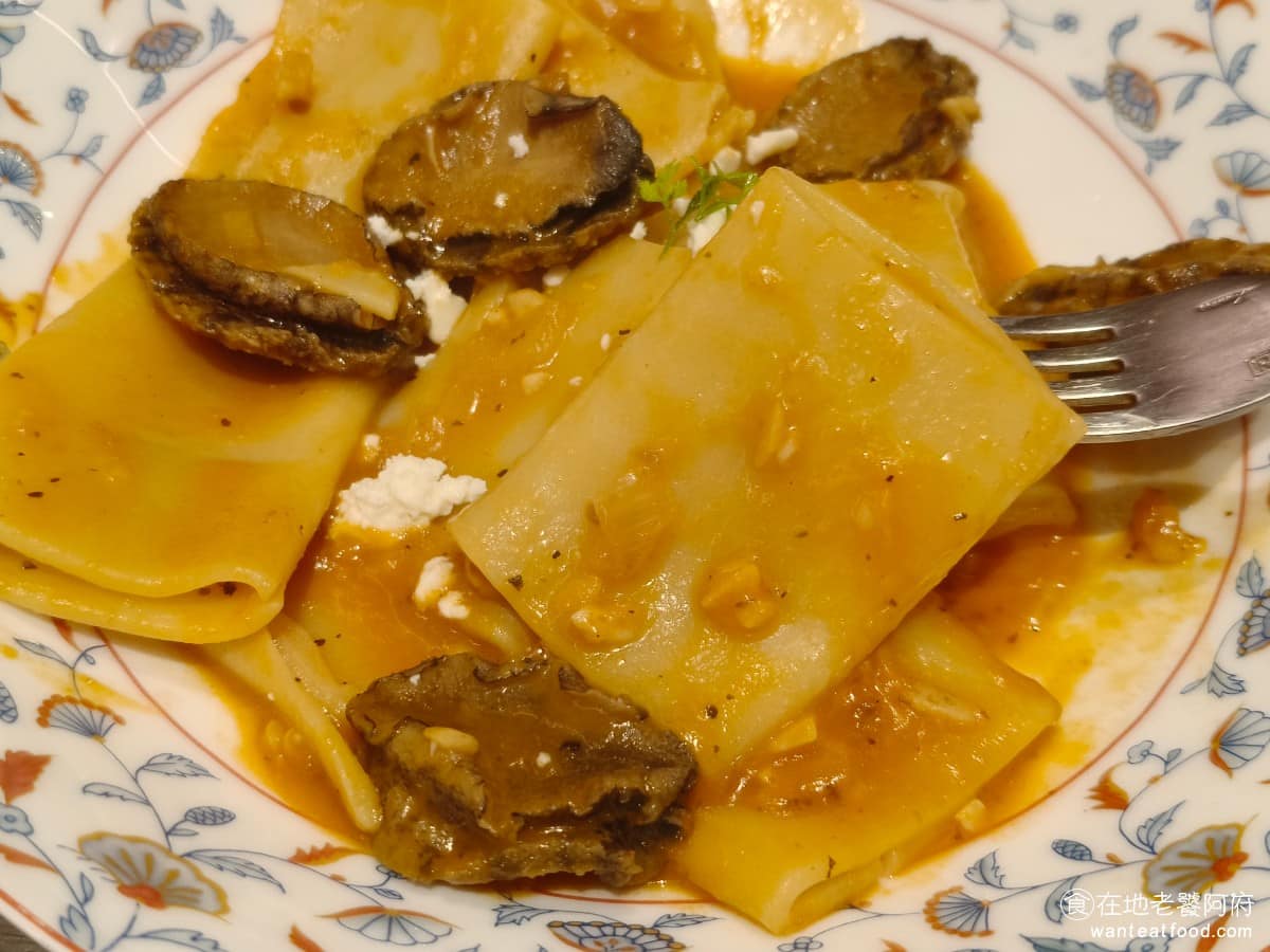 默爾 pasta pizza 松山車站店 松山車站店菜單 松山車站店推薦 信義區美食 信義美食 松山美食 番茄的酸甜與奶醬的濃郁互相襯托，鮑魚的口感彈牙、有嚼勁，大水管麵吸飽醬汁後，每一口都能吃到滿滿的醬香，整體風味濃郁，但不會過於厚重。 @在地老饕阿府