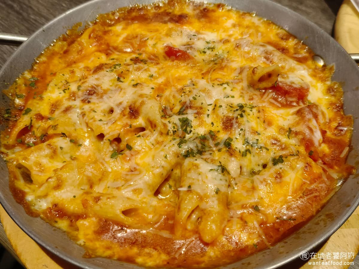 默爾 pasta pizza 松山車站店 松山車站店菜單 松山車站店推薦 信義區美食 信義美食 松山美食 經典肉醬義大利麵 上面加了不少的起司，裡面是茄汁斜管麵，因為用的是鐵鍋，所以邊緣烤得香氣十足。 @在地老饕阿府
