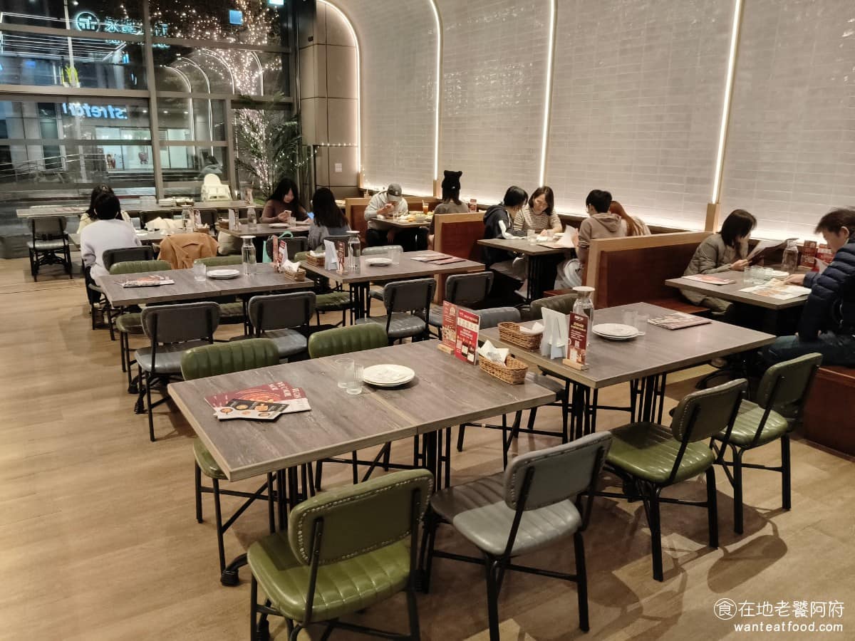 默爾 pasta pizza 松山車站店 松山車站店菜單 松山車站店推薦 信義區美食 信義美食 松山美食 《默爾》各分店的空間設計，走的是南義風情路線，像是有些店會用整棵檸檬樹、蘋果樹，搭配植栽布置，加上大片落地窗，引進自然採光，營造出戶外用餐、悠閒放鬆的氛圍，牆面偶爾也會搭配色彩。 @在地老饕阿府