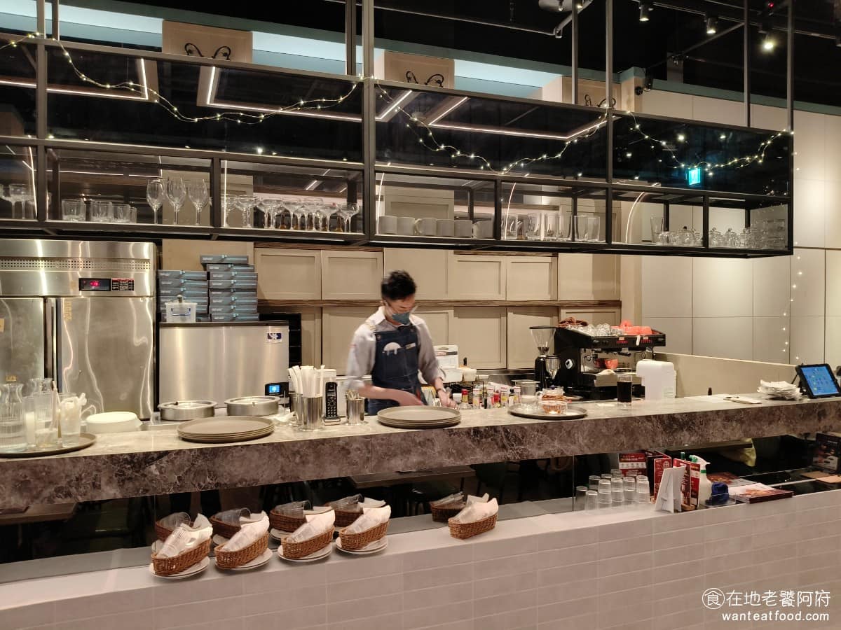 默爾 pasta pizza 松山車站店 松山車站店菜單 松山車站店推薦 信義區美食 信義美食 松山美食 料理堅持用天然調味料取代味精，主廚曾赴義大利當地學藝，將南義的窯烤披薩做法帶回台灣，因此餅皮的口感、風味都跟一般連鎖披薩店不太一樣，吃的到炭烤香氣。 @在地老饕阿府