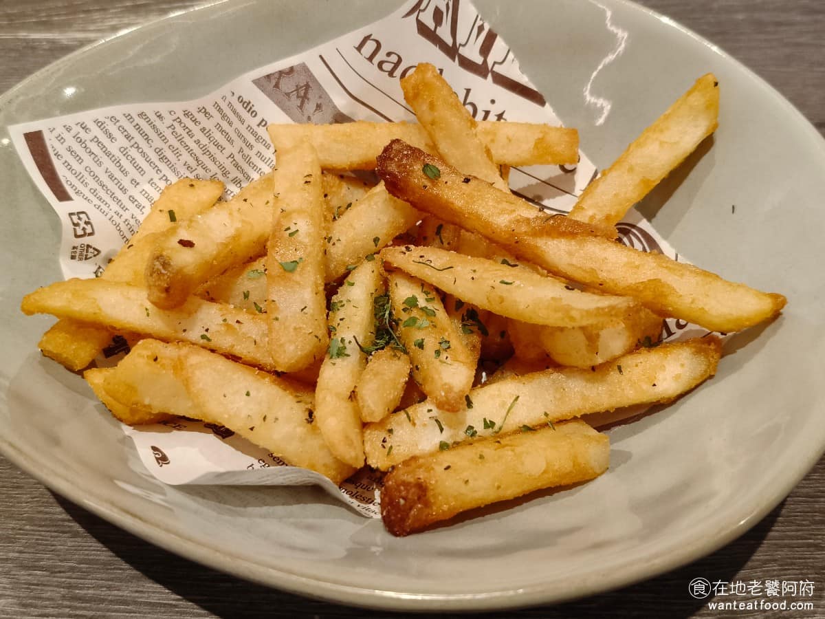 默爾 pasta pizza 松山車站店 松山車站店菜單 松山車站店推薦 信義區美食 信義美食 松山美食 經典松露薯條 薯條炸得外酥內鬆，灑上松露調味，增添香氣層次，鹹香中帶點松露的獨特風味，一口咬下酥脆聲十足，是很適合配飲料，或當作前菜共享的小點。 @在地老饕阿府