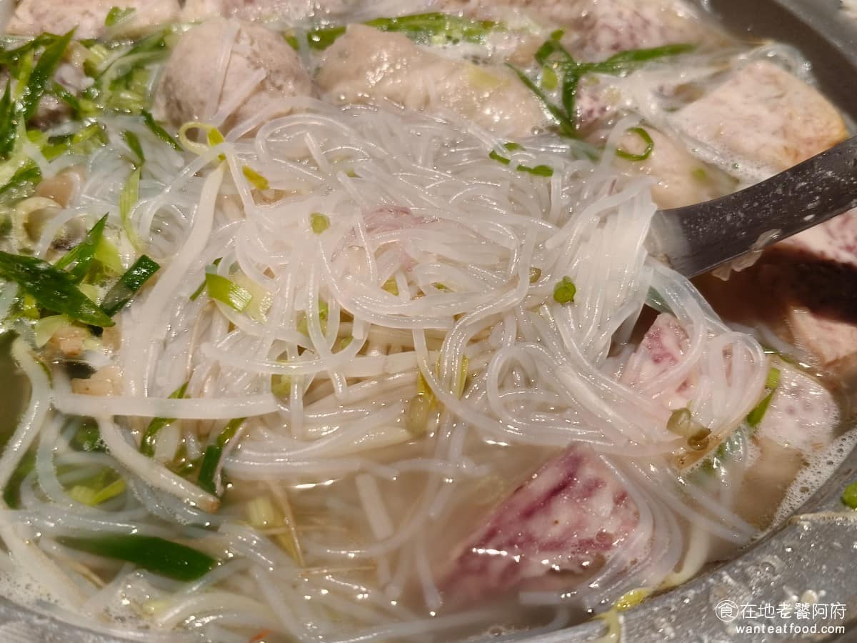 興蓬萊台菜餐廳大葉高島屋店 興蓬萊台菜餐廳大葉高島屋店菜單 興蓬萊台菜餐廳大葉高島屋店推薦 米粉煮得很Q、吃起來順口，份量也給的札實。剛開始芋頭還沒煮爛，湯頭清爽好喝，但到後面，芋頭煮爛後，會完全融入湯汁，變成芋頭湯，想喝清爽湯頭的人，記得要提前，先挖出湯來。 @在地老饕阿府