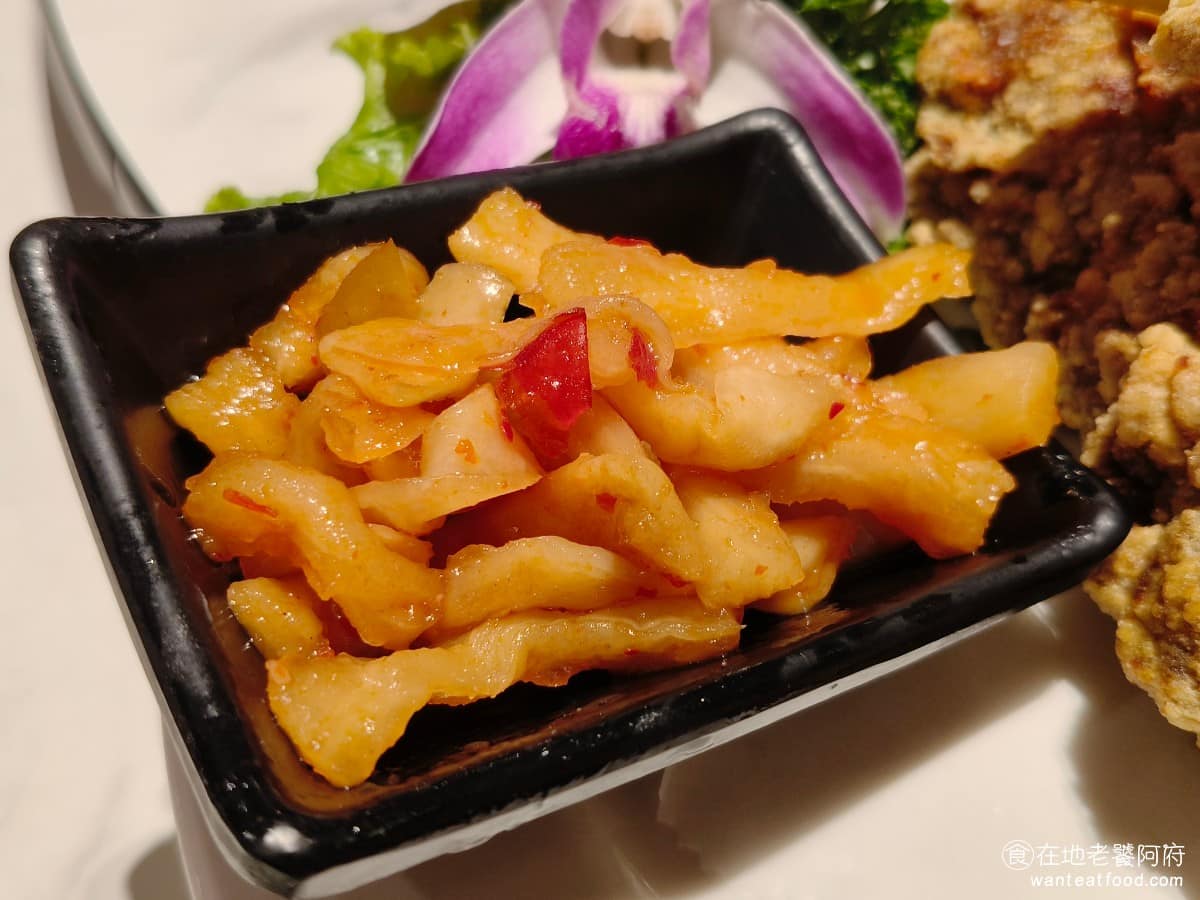 興蓬萊台菜餐廳大葉高島屋店 興蓬萊台菜餐廳大葉高島屋店菜單 興蓬萊台菜餐廳大葉高島屋店推薦 排骨旁邊還有放辣蘿蔔乾，口感非常脆，配著排骨一起吃，增添了不少風味，吃起來其實完全不辣。 @在地老饕阿府