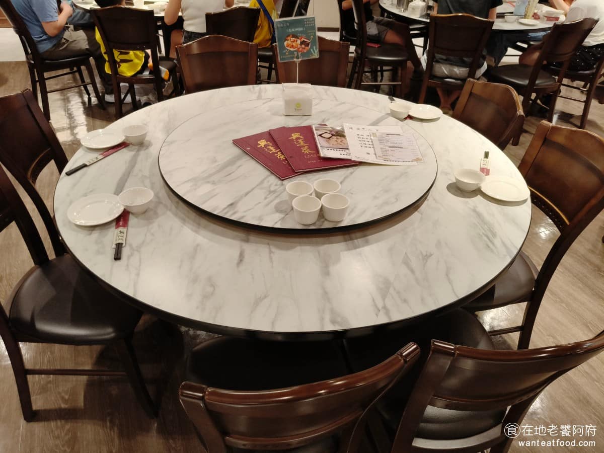 興蓬萊台菜餐廳大葉高島屋店 興蓬萊台菜餐廳大葉高島屋店菜單 興蓬萊台菜餐廳大葉高島屋店推薦 幾乎所有的座位都是大圓桌，適合多人聚餐，但因為圓桌會讓每個人之間的距離變遠，所以講話就會比較大聲，整個餐廳就會比較吵雜。 @在地老饕阿府