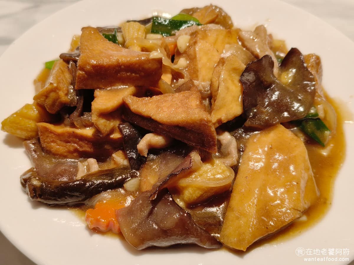 興蓬萊台菜餐廳大葉高島屋店 興蓬萊台菜餐廳大葉高島屋店菜單 興蓬萊台菜餐廳大葉高島屋店推薦 紅燒豆腐 配料給得很豐富，豆腐、黑木耳、玉米筍、紅蘿蔔都有，光看顏色就知道醬味下得夠重，整體偏鹹還加了大蒜提味。 @在地老饕阿府