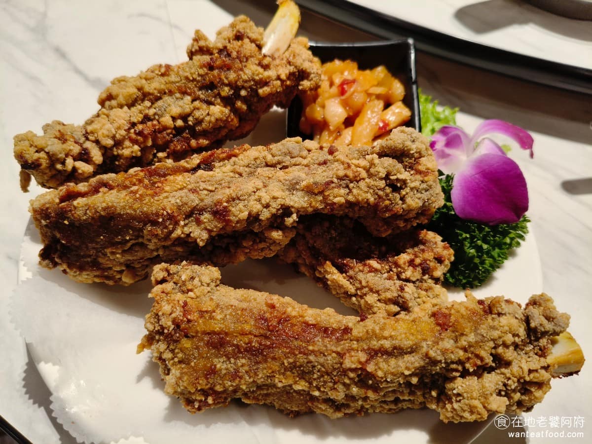 興蓬萊台菜餐廳大葉高島屋店 興蓬萊台菜餐廳大葉高島屋店菜單 興蓬萊台菜餐廳大葉高島屋店推薦 排骨酥 興蓬萊的招牌菜，用溫體黑毛豬肋排醃製後，油炸帶骨，秤重販售，價格會隨行情調整，每一塊都切得超大塊，根本是巨無霸等級，端上桌會讓人有點懷疑，會不會咬不動。 @在地老饕阿府