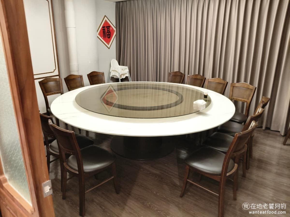 興蓬萊台菜餐廳大葉高島屋店 興蓬萊台菜餐廳大葉高島屋店菜單 興蓬萊台菜餐廳大葉高島屋店推薦 店內設有 10 到 16 人座的包廂，包廂外牆採用紅磚復古設計，質感不錯，包廂有低消規定，訂位時可以先問清楚。 @在地老饕阿府