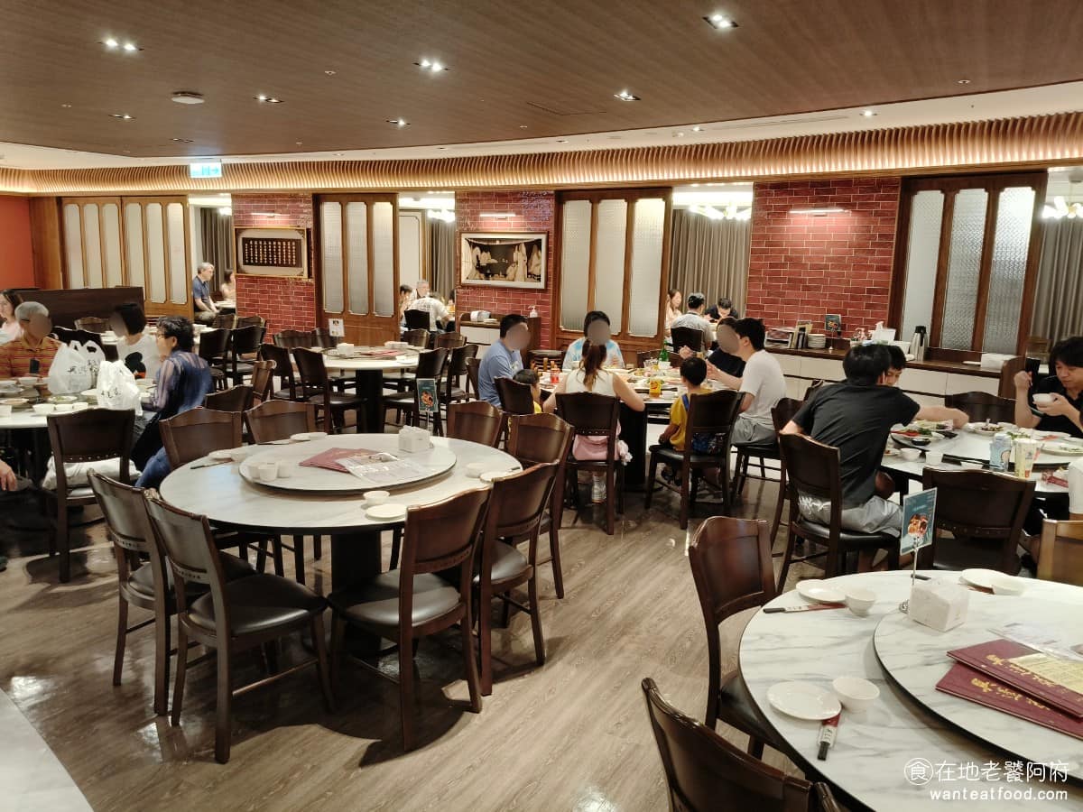 興蓬萊台菜餐廳大葉高島屋店 興蓬萊台菜餐廳大葉高島屋店菜單 興蓬萊台菜餐廳大葉高島屋店推薦 大葉高島屋店的裝潢，走簡約風格，帶點懷舊氛圍，一進門就是接待櫃台，服務人員會先確認訂位。公共用餐區以6人座的圓桌為主，格局方正，適合家庭聚餐或多人聚會。 @在地老饕阿府