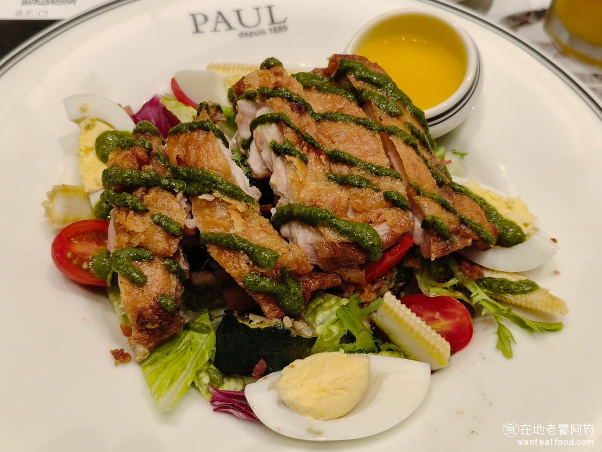 PAUL 台北大直忠泰店 台北大直忠泰店菜單 台北大直忠泰店推薦 中山區美食 中山美食 劍南路站美食 青醬雞肉沙拉 上面有烤雞腿肉,搭配青醬底下有生菜沙拉,烤雞腿外皮烤得非常脆,裡面的雞肉肉質也很軟嫩,整體份量蠻多的。 @在地老饕阿府