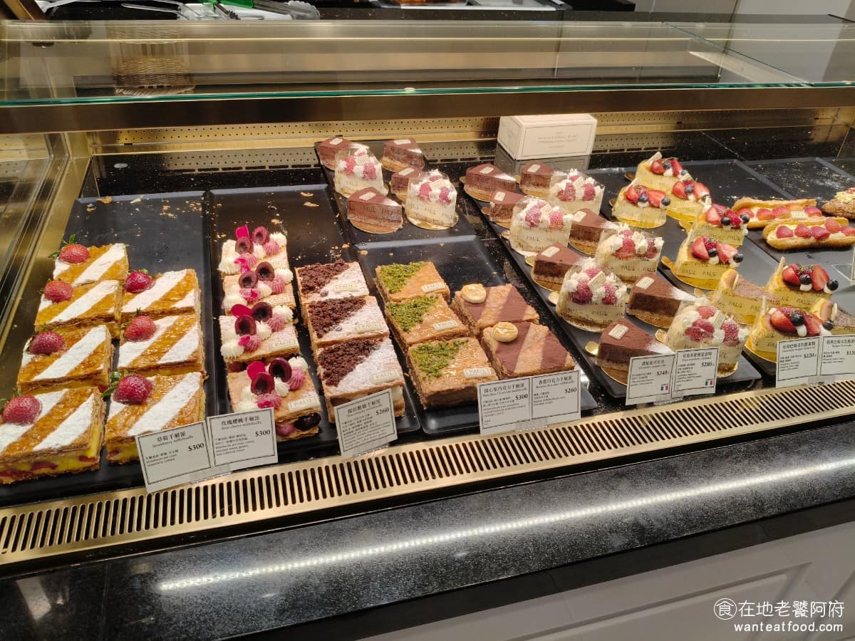PAUL 台北大直忠泰店 台北大直忠泰店菜單 台北大直忠泰店推薦 中山區美食 中山美食 劍南路站美食 除了麵包以外,還有賣各種蛋糕、甜點,店內也有提供各種飲料,不只是麵包店,也已經完全發展成一間高級咖啡廳。麵包用法國直送的T65麵粉跟進口食材製作,也帶來幾款新口味的可頌,例如特濃開心果可頌、覆盆莓紅果脆粒可頌。 @在地老饕阿府