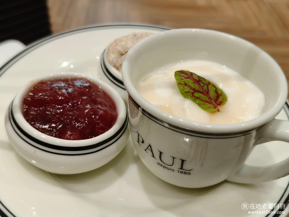 PAUL 台北大直忠泰店 台北大直忠泰店菜單 台北大直忠泰店推薦 中山區美食 中山美食 劍南路站美食 草莓醬+蜂蜜堅果乳酪抹醬+蜂蜜優格 優格吃起來沒什麼甜味,算是非常健康的做法。旁邊搭配的醬料,有些都還要加點加價。整體加價上去,其實還蠻貴的,要610元。 @在地老饕阿府