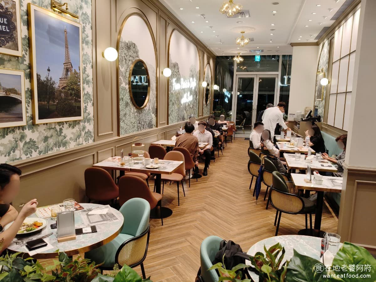 PAUL 台北大直忠泰店 台北大直忠泰店菜單 台北大直忠泰店推薦 中山區美食 中山美食 劍南路站美食 《PAUL 台北大直忠泰店》空間設計用「金與綠」這兩個顏色作為主軸,金色對應的是法式工藝,還有剛出爐麵包的溫潤色澤,深綠則呼應自然,並體現現代生活感,搭配出來的空間感,與以往看到的PAUL門市不太一樣。 @在地老饕阿府