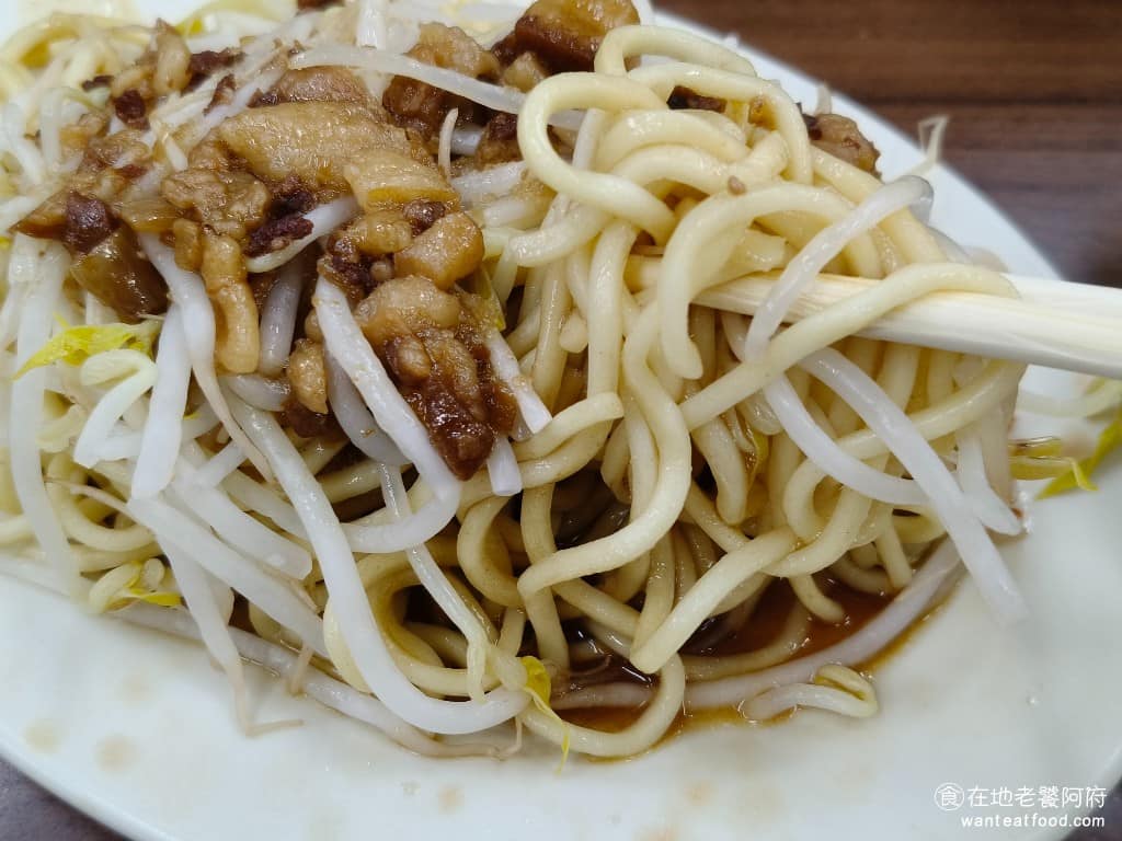 阿草赤肉羹 阿草赤肉羹菜單 阿草赤肉羹推薦 松山區美食 松山美食 台灣小吃 赤肉羹 味道還可以，只是覺得麵條有一點太粗了，較難留住醬汁，而且醬汁的味道也偏淡，整體吃起來口味也偏油。 @在地老饕阿府