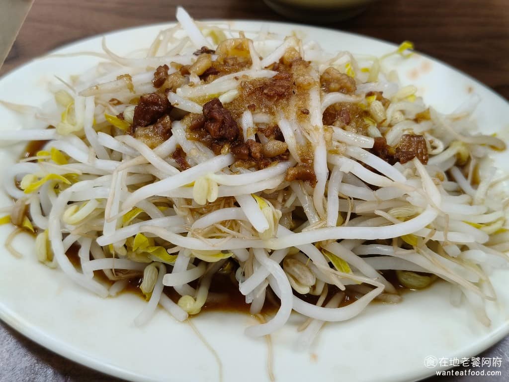 阿草赤肉羹 阿草赤肉羹菜單 阿草赤肉羹推薦 松山區美食 松山美食 台灣小吃 赤肉羹 豆芽菜 30元一大盤，給得很大方，豆芽菜燙得剛好，還保有脆度跟水分，上面淋的就是滷肉飯的滷汁，淡淡肉香不會太鹹。建議可以多加點蒜泥或辣椒，讓味道重一些，或是直接加進肉羹湯裡，增加口感也不錯。 @在地老饕阿府