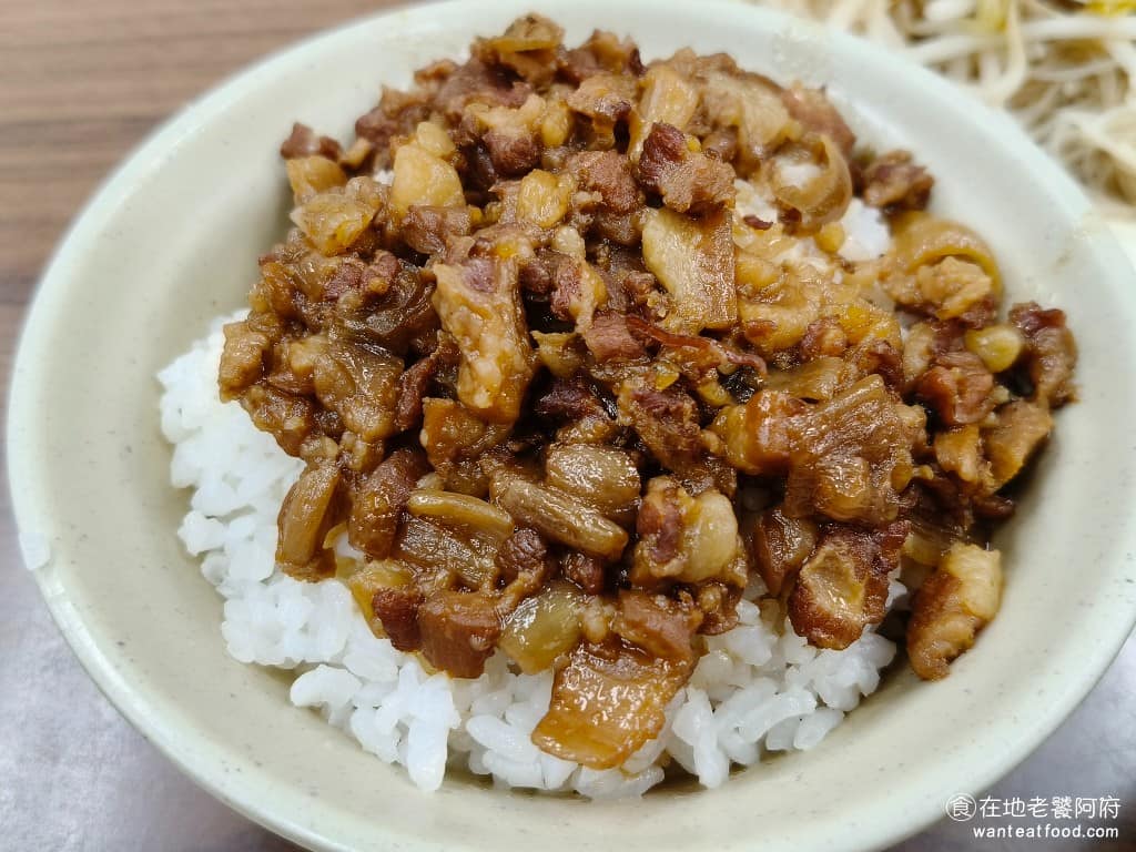 阿草赤肉羹 阿草赤肉羹菜單 阿草赤肉羹推薦 松山區美食 松山美食 台灣小吃 赤肉羹 滷肉飯 滷汁帶有油蔥香氣，肥瘦肉大概一半一半，有些肥肉部位帶膠質，但不會太油膩，口味偏清淡，吃起來會覺得比較普通，沒有特別的味道。 @在地老饕阿府