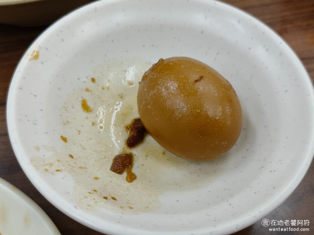 阿草赤肉羹 阿草赤肉羹菜單 阿草赤肉羹推薦 松山區美食 松山美食 台灣小吃 赤肉羹 滷蛋 滷得相當入味，蛋黃還保有一點濕潤感，用跟魯肉飯同款滷汁去滷，帶有油蔥香，不會太重鹹。 @在地老饕阿府