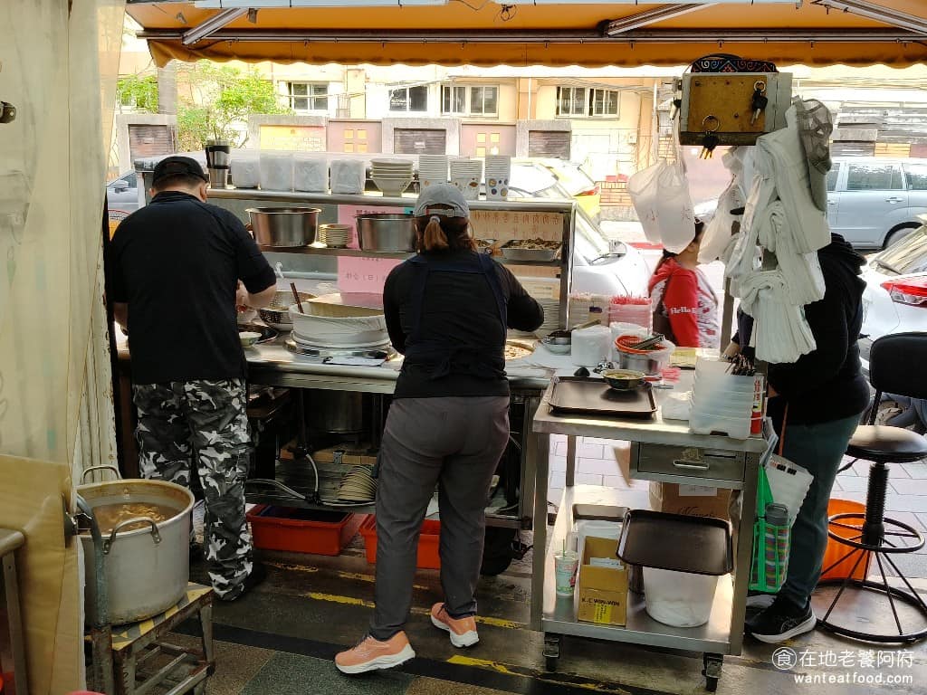 阿草赤肉羹 阿草赤肉羹菜單 阿草赤肉羹推薦 松山區美食 松山美食 台灣小吃 赤肉羹 《阿草赤肉羹》的餐點，幾乎每一項都是店家自己工製作出來的，品質一直維持得很好，用料實在，份量也夠，所以老客人一直都在。 @在地老饕阿府