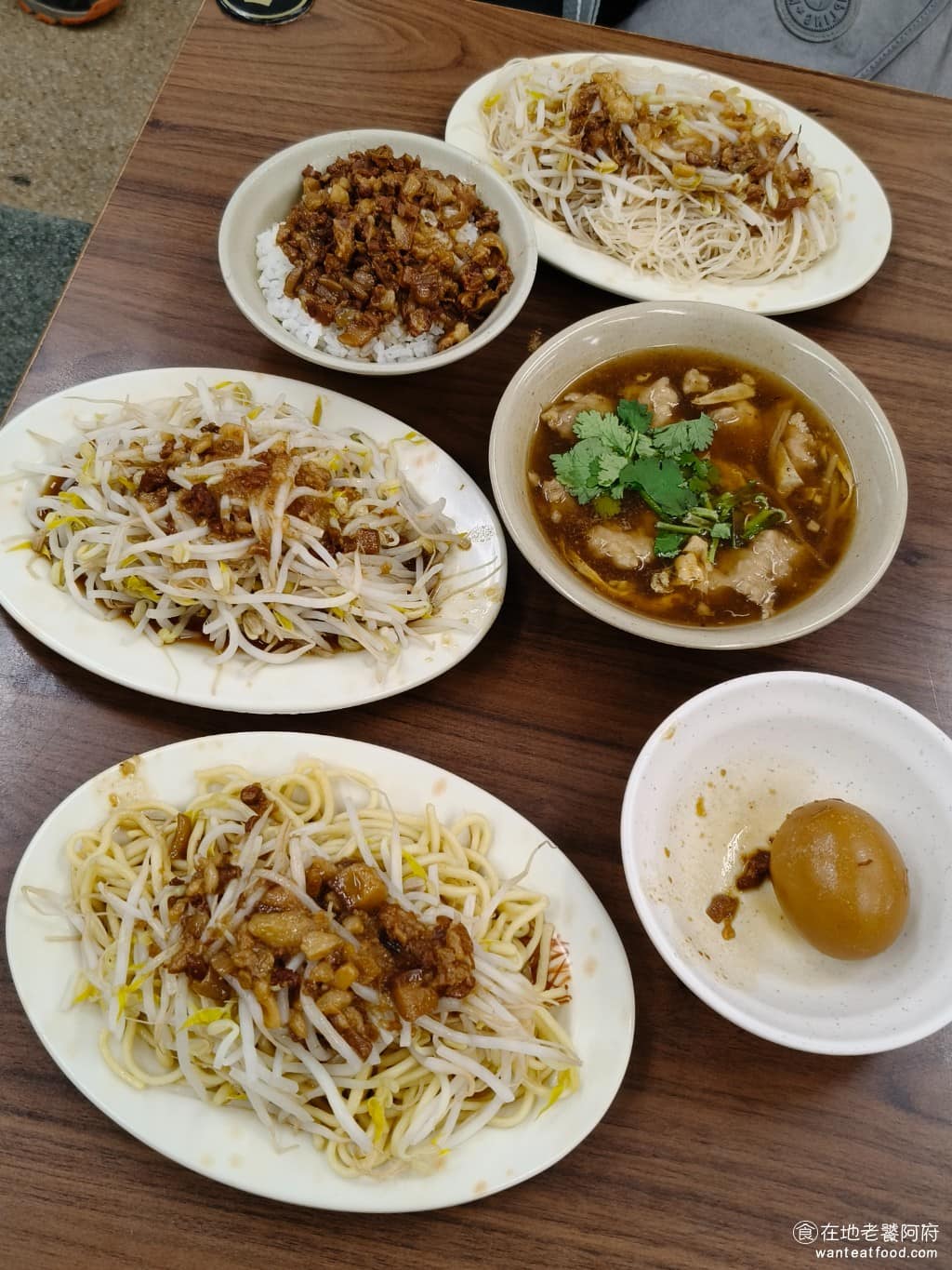 阿草赤肉羹 阿草赤肉羹菜單 阿草赤肉羹推薦 松山區美食 松山美食 台灣小吃 赤肉羹 內用填白單，外帶填黃單，餐後再去櫃台結帳，上菜速度很快，桌上都有醬料區，辣椒醬、香醋、胡椒粉自己加。因為翻桌率蠻高的，所以就算人多，也不太需要等太久。 @在地老饕阿府