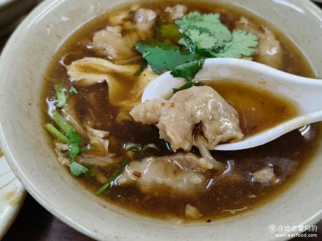 阿草赤肉羹 阿草赤肉羹菜單 阿草赤肉羹推薦 松山區美食 松山美食 台灣小吃 赤肉羹 阿草赤肉羹最大的特色，就是堅持純手工製作赤肉羹，肉羹都是選用豬後腿瘦肉，外面只裹薄薄一層粉衣，咬下去可以吃得到札實的肉塊，不像有些店都是厚粉漿，沒什麼肉感，而且口感非常好，不會很硬，老人小孩都能吃得很順口。 @在地老饕阿府