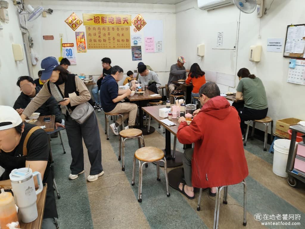 阿草赤肉羹 阿草赤肉羹菜單 阿草赤肉羹推薦 松山區美食 松山美食 台灣小吃 赤肉羹 店內空間不算大，就是傳統台灣小吃店的樣子，環境還算乾淨，幾張小桌子，開放式空間，空氣不會很悶，用餐時間人多經常需要併桌。這種簡單樸實的古早味小吃店，深受當地居民的喜愛，能在民生社區開這麼久，真的不簡單。 @在地老饕阿府