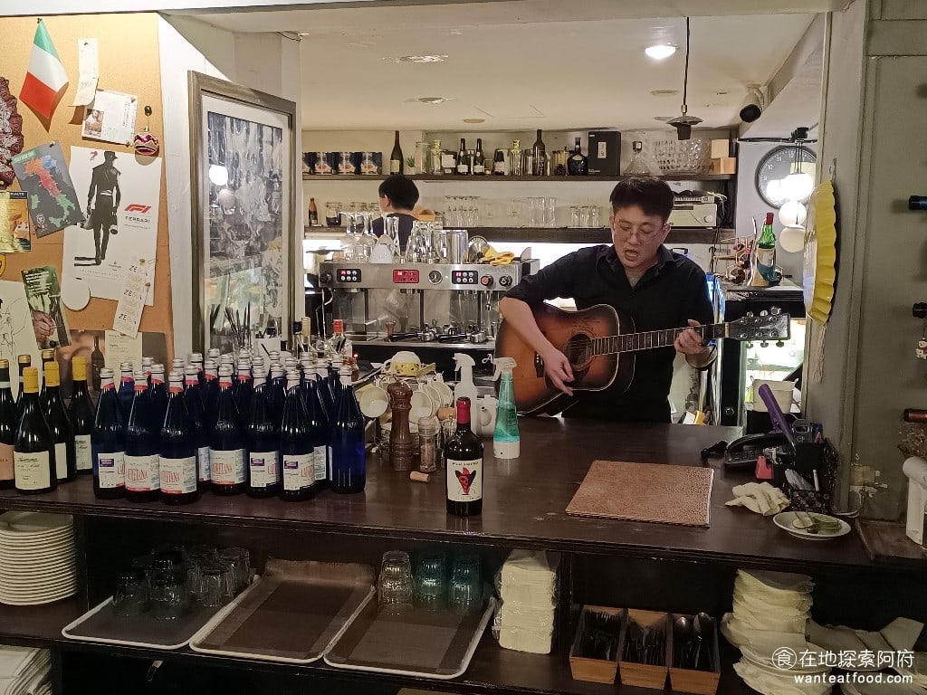 Osteria Rialto 雅朵義大利餐館 雅朵義大利餐館菜單 雅朵義大利餐館價格 大安區美食 在《Osteria Rialto 雅朵義大利餐館》用餐氣氛非常好，如果有人生日，或是店員有空閒的時候，就會拿起吉他，為大家高歌一曲。 @在地老饕阿府