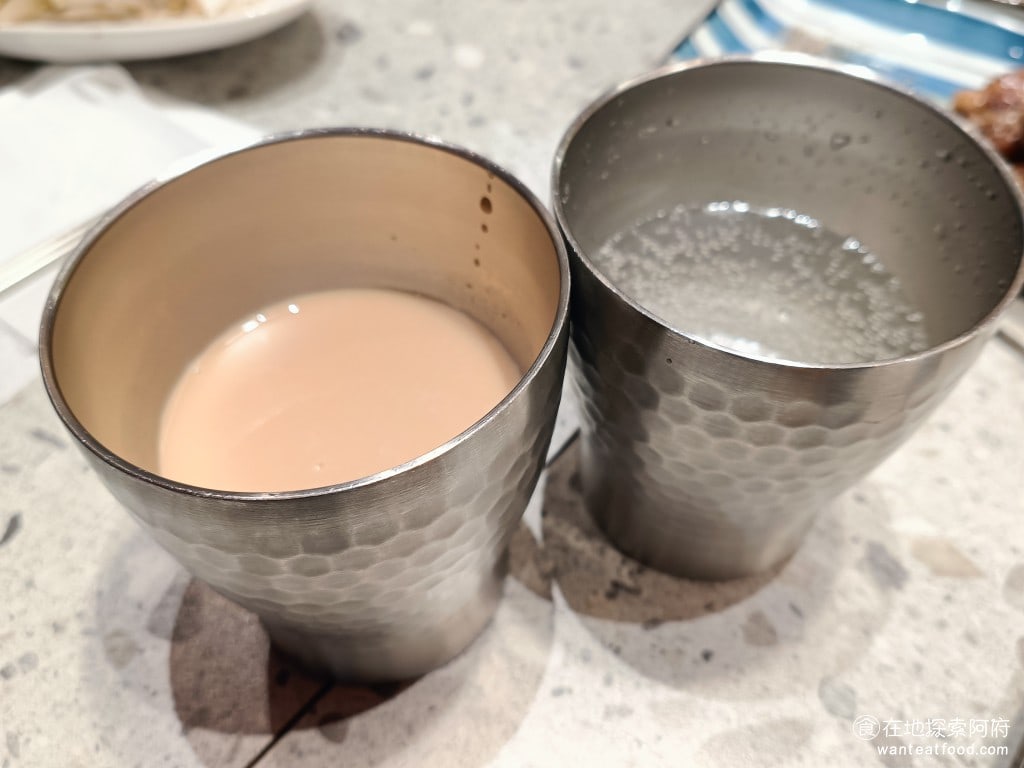 就饗鐵板燒 台北長安東店 中山區美食 松江南京美食 中式料理 他的職人手作奶茶味道喝起來還不錯，甜度很夠，但也不會太甜，喝得到淡淡的茶香，還算是有水準的奶茶。 @在地老饕阿府