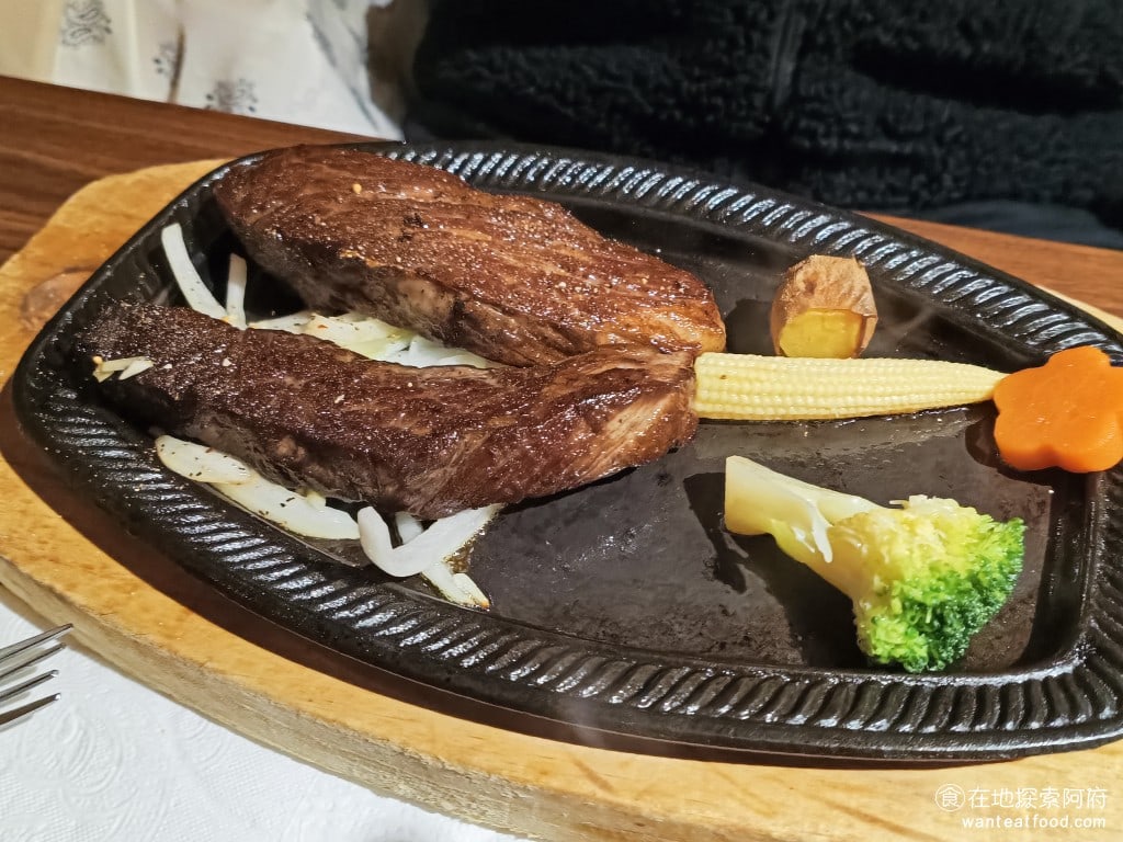 鬥牛士經典牛排 長安店 中山區美食 南京復興美食 羅宋湯 蔬菜湯 牛肉湯 霜降豬肉 杏仁茶 美式料理 無骨牛小排 吃了無骨牛小排表面間的很脆很熟，但是切開來後裡面還都是血水，通常牛小排都是做全熟的，所以不太知道這個牛排到底是不是牛小排，總之肉吃起來還算軟不會很硬 @在地老饕阿府