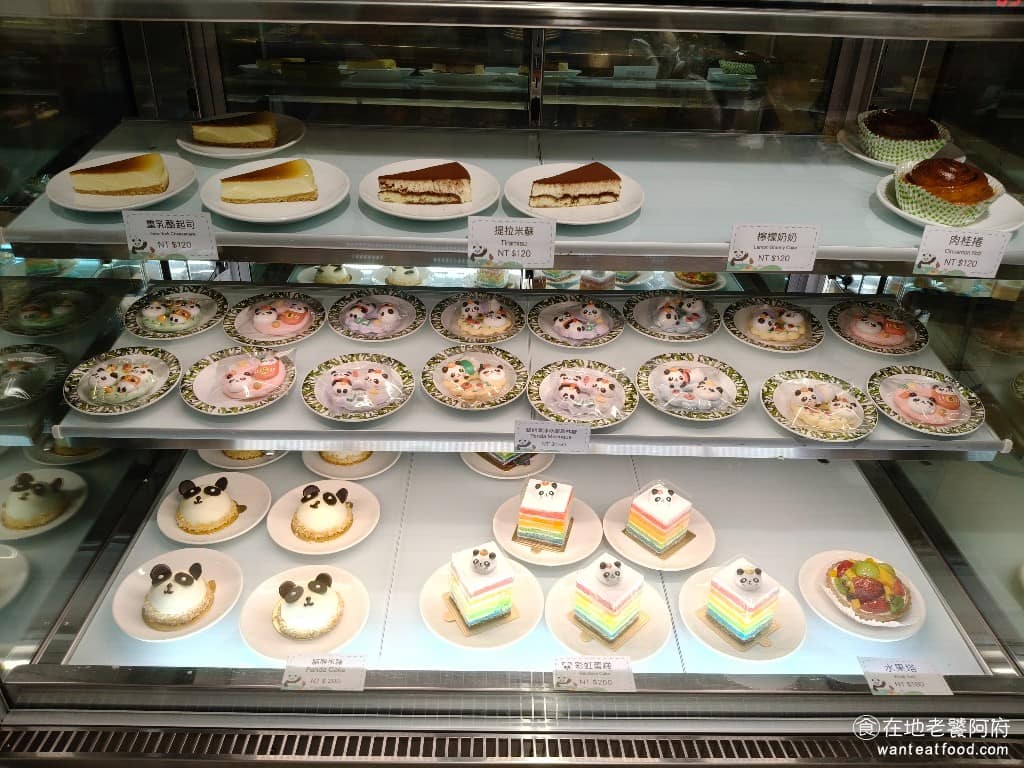 化石先生Mr. Fossil 貓熊餐廳 貓熊餐廳菜單 貓熊餐廳推薦 文山區美食 文山美食 動物園美食 店內除了賣咖啡之外,還有賣各種的蛋糕,像是提拉米蘇、熊貓蛋糕、水果塔、和肉桂捲。店內有每人低消200元,用餐時間是75分鐘。 @在地老饕阿府