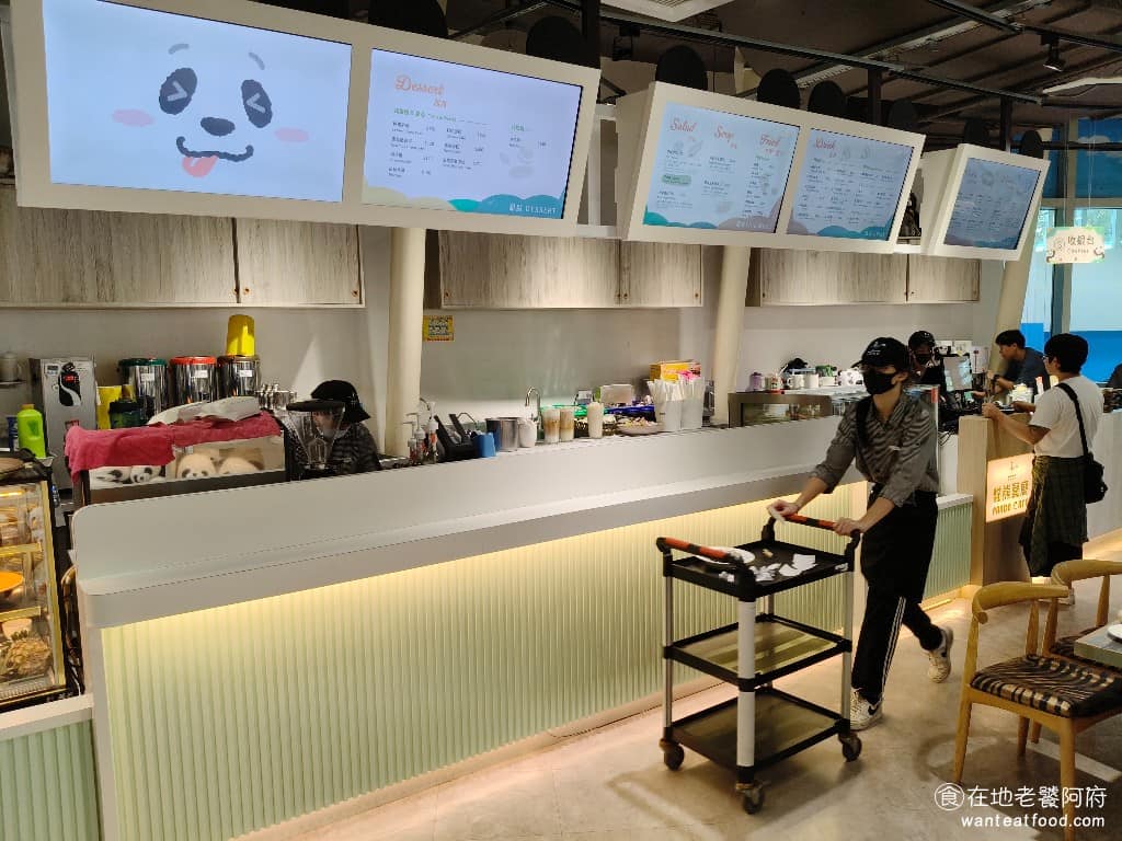 化石先生Mr. Fossil 貓熊餐廳 貓熊餐廳菜單 貓熊餐廳推薦 文山區美食 文山美食 動物園美食 化石先生 Mr. Fossil,原本是一個專注於古生物挖掘、修復與展覽的自然科學團隊,同時也在各地經營自然科普主題商店,販售化石、礦物、隕石等商品 2023 年,透過動物園招商程序,取得大貓熊館二樓的餐廳經營權。 @在地老饕阿府