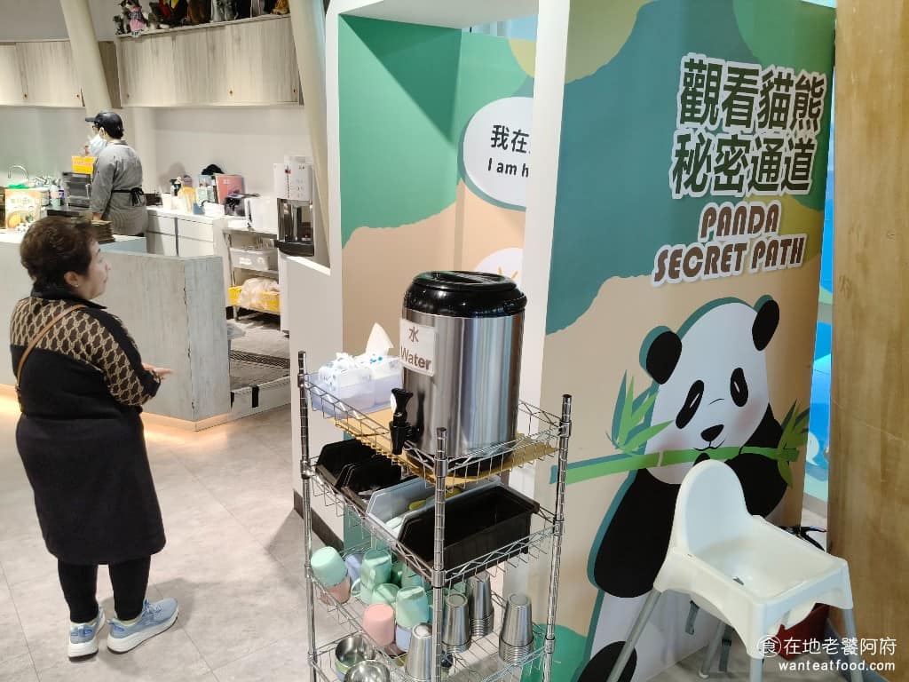 化石先生Mr. Fossil 貓熊餐廳 貓熊餐廳菜單 貓熊餐廳推薦 文山區美食 文山美食 動物園美食 《化石先生 Mr. Fossil 貓熊餐廳》由化石先生團隊經營,採用環景式玻璃窗設計,還設有隧道式觀景空間,讓遊客可以在仿樹洞的氛圍裡,靜靜觀察大貓熊的日常。 @在地老饕阿府