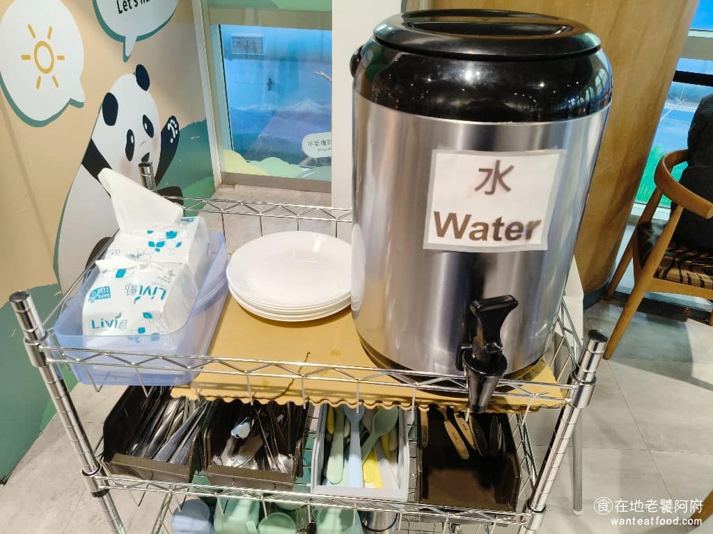 化石先生Mr. Fossil 貓熊餐廳 貓熊餐廳菜單 貓熊餐廳推薦 文山區美食 文山美食 動物園美食 還有提供免費的冰開水,可以喝很適合闔家大小,逛累了來這裡休息。 @在地老饕阿府