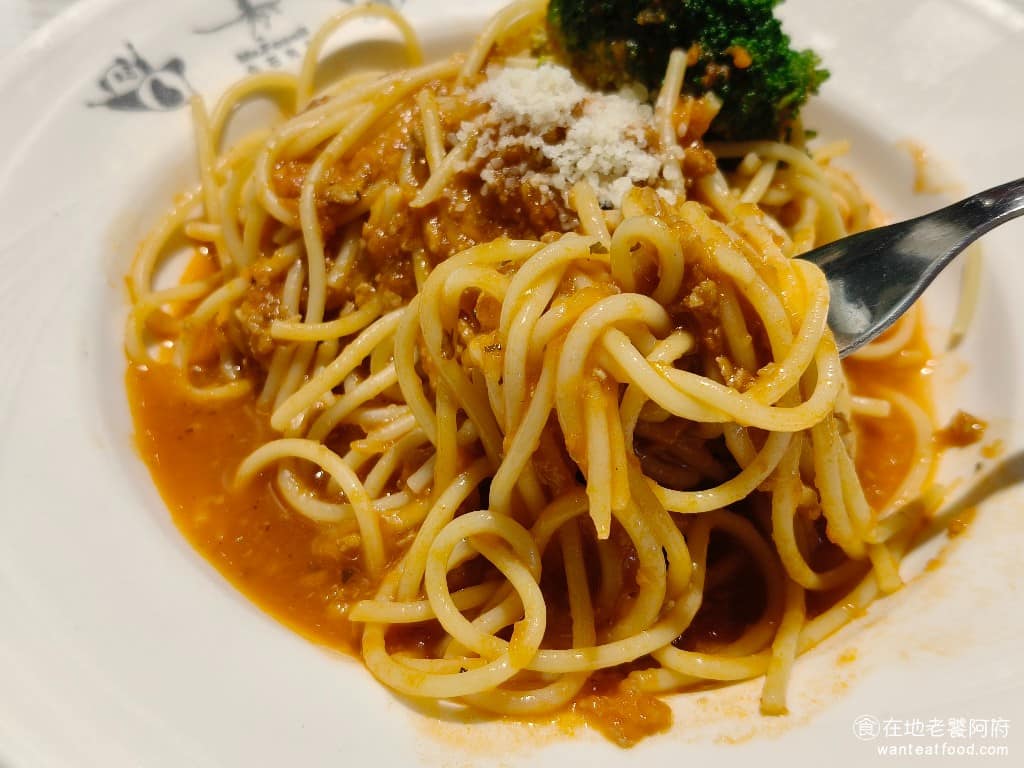 化石先生Mr. Fossil 貓熊餐廳 貓熊餐廳菜單 貓熊餐廳推薦 文山區美食 文山美食 動物園美食 肉醬味吃起來還行,價格較高,原本還擔心會不會是廉價 100 元義大利麵的味道,但吃起來是有 200 元以上的水準,肉醬味道香濃,調味清淡,味道尚可。 @在地老饕阿府