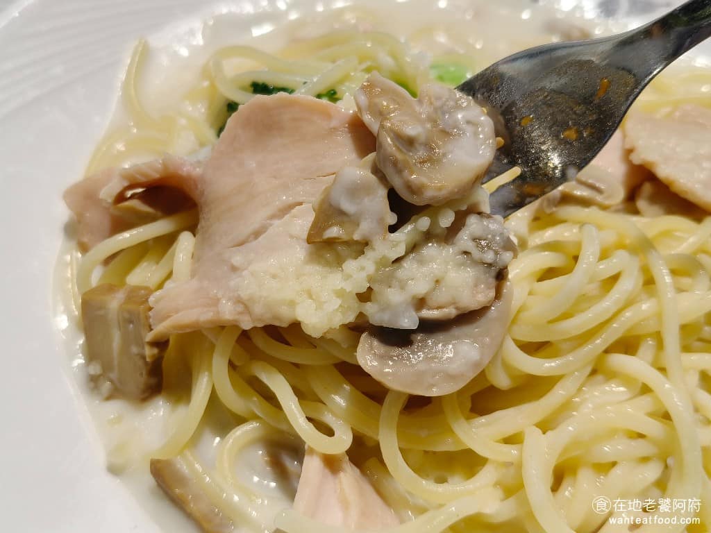 化石先生Mr. Fossil 貓熊餐廳 貓熊餐廳菜單 貓熊餐廳推薦 文山區美食 文山美食 動物園美食 裡面的燻雞和蘑菇,份量也給得很多,吃起來料多豐盛,完全不會單調。還不錯吃,我們全部的麵都吃光了。 @在地老饕阿府