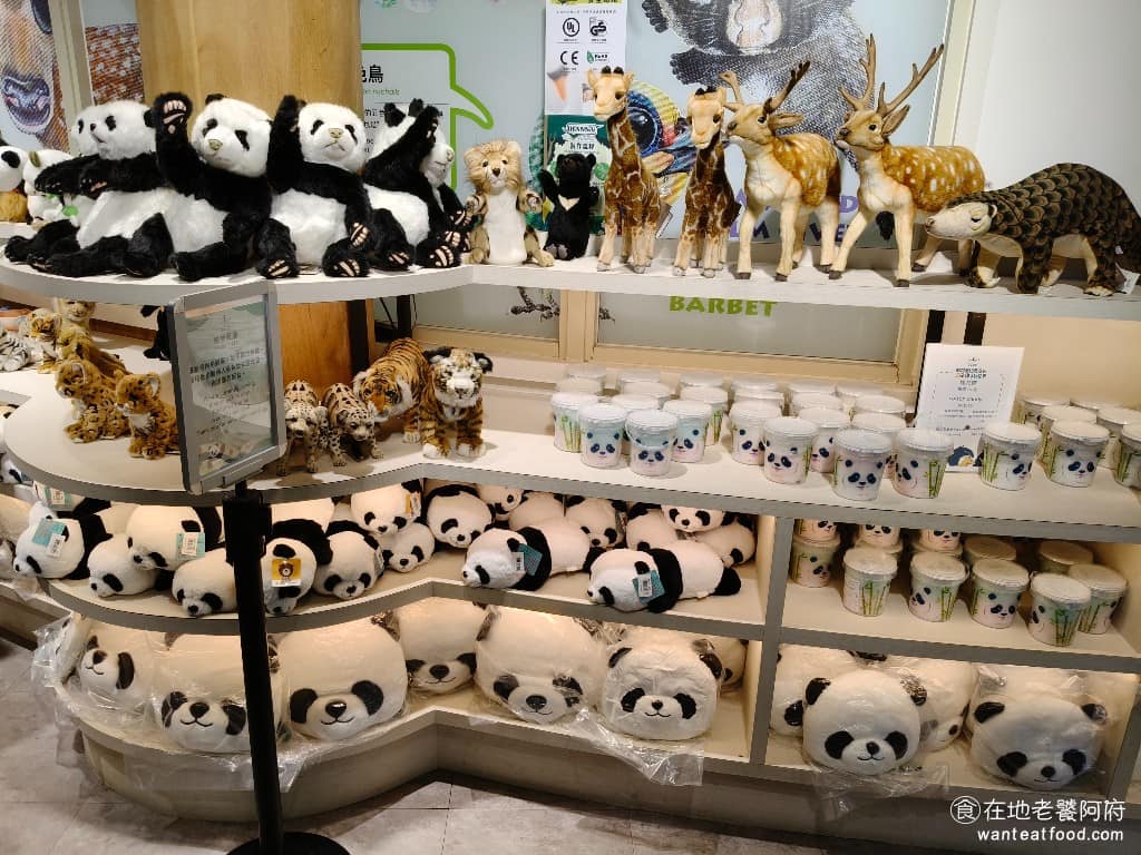 化石先生Mr. Fossil 貓熊餐廳 貓熊餐廳菜單 貓熊餐廳推薦 文山區美食 文山美食 動物園美食 餐廳內布置了大量動物玩偶和生態插畫,門口有熊貓店長和長頸鹿迎賓,牆上掛著猩猩、猴子等布偶,天花板上也有鳥類裝飾,連消防器材旁都畫了動物壁畫,適合帶小孩來,氣氛十分親切自然。 @在地老饕阿府