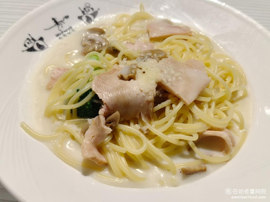 化石先生Mr. Fossil 貓熊餐廳 貓熊餐廳菜單 貓熊餐廳推薦 文山區美食 文山美食 動物園美食 奶香蘑菇燻雞 上面加了很多燻雞和蘑菇,所以整盤麵一上桌,就能聞到滿滿煙燻的香氣,奶油加的很多,吃起來也是奶香味十足。 @在地老饕阿府