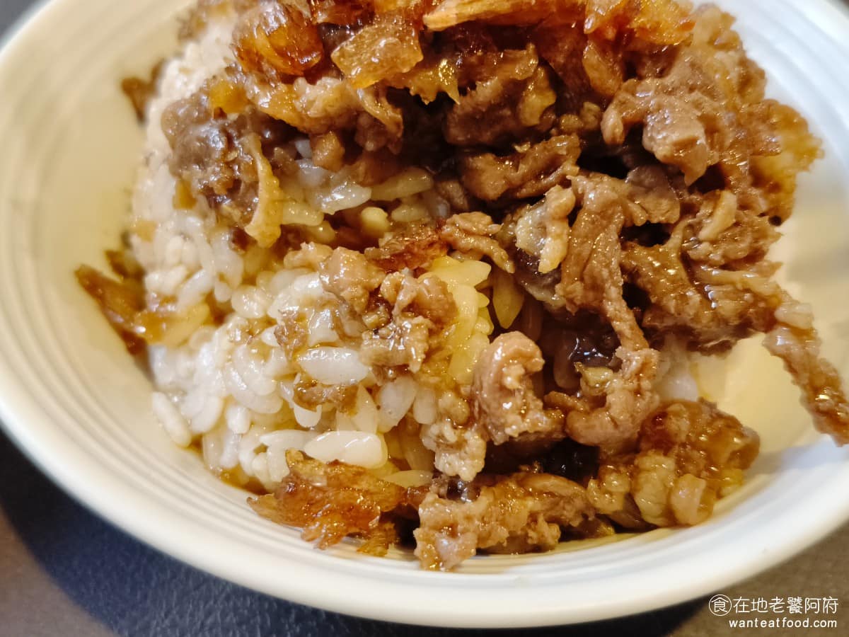 新店北鴨鴨肉羹 新店北鴨鴨肉羹菜單 新店北鴨鴨肉羹推薦 新店區美食 新店美食 台灣小吃 鴨肉羹 醬汁口味偏鹹，鹹香帶著鴨油的香氣，搭配酥脆的紅蔥酥，整碗香氣非常足，而且不會油膩，味道真的棒，是我近期吃過，特別好吃的鴨肉飯。 @在地老饕阿府