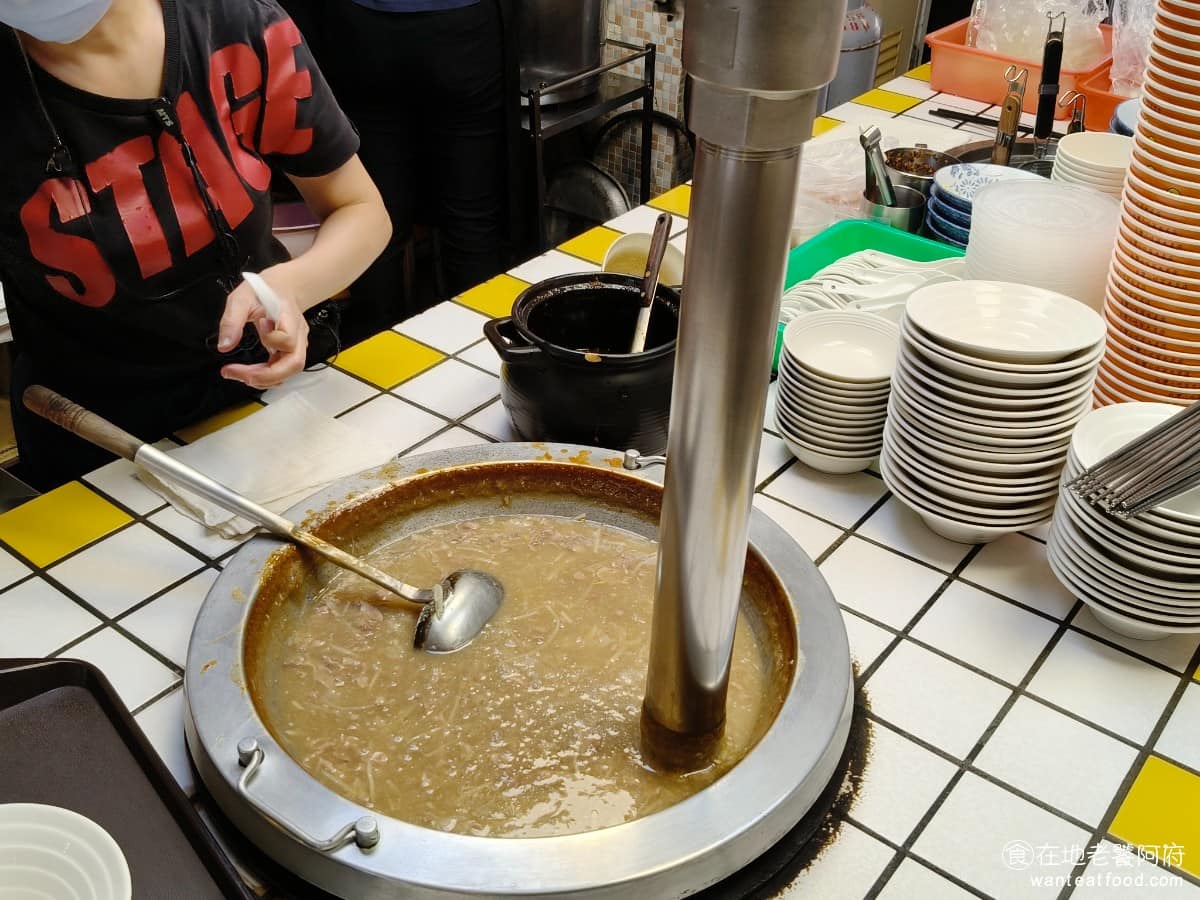 新店北鴨鴨肉羹 新店北鴨鴨肉羹菜單 新店北鴨鴨肉羹推薦 新店區美食 新店美食 台灣小吃 鴨肉羹 最有特色的一點，是廚房在二樓，會將煮好的鴨肉羹，透過一根長長的不鏽鋼管，直接輸送到一樓，看著羹湯灌入鍋中，視覺上很有特色。 @在地老饕阿府