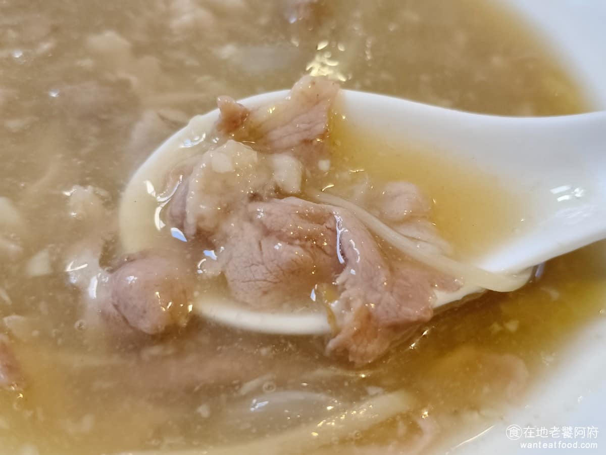 新店北鴨鴨肉羹 新店北鴨鴨肉羹菜單 新店北鴨鴨肉羹推薦 新店區美食 新店美食 台灣小吃 鴨肉羹 鴨肉切得很薄，這點非常好，因為一般鴨肉在羹裡煮久了，容易變硬，但只要切薄片後，每一塊都能保持軟嫩，吃得很舒服。鴨肉給量相當大方，隨手一撈就是滿滿的鴨肉，愛吃鴨肉的人來這裡，絕對吃得過癮。 @在地老饕阿府