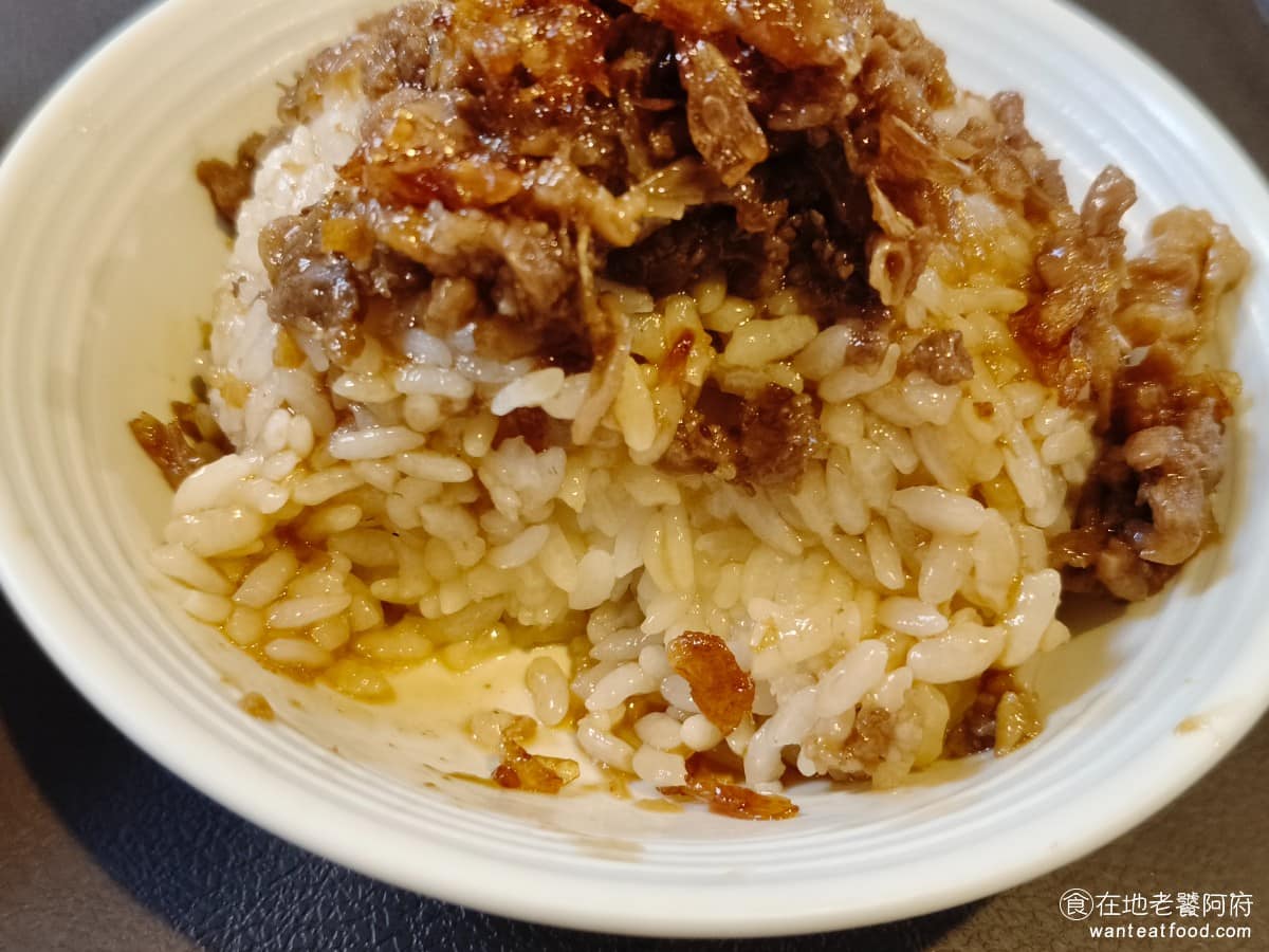 新店北鴨鴨肉羹 新店北鴨鴨肉羹菜單 新店北鴨鴨肉羹推薦 新店區美食 新店美食 台灣小吃 鴨肉羹 鴨肉同樣切成薄片，一般鴨肉飯的鴨肉，容易偏硬、偏乾，但《新店北鴨鴨肉羹》的鴨肉切薄之後，口感非常軟嫩，也是目前吃過鴨肉飯裡少有的。米飯粒粒分明，吸附滷汁後非常下飯，一口飯配一片鴨肉，再配點油蔥，越吃越香，難怪能讓各大媒體紛紛來報導，確實有實力。整體口味偏重，如果喜歡吃清淡的，可以請店家少淋一點醬汁。 @在地老饕阿府