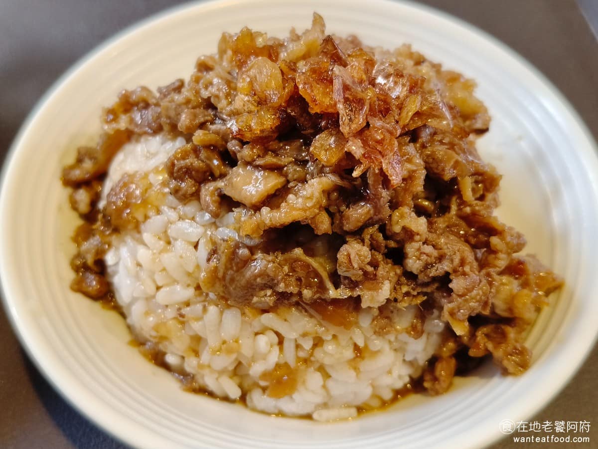 新店北鴨鴨肉羹 新店北鴨鴨肉羹菜單 新店北鴨鴨肉羹推薦 新店區美食 新店美食 台灣小吃 鴨肉羹 鴨肉飯 吃了一口非常驚豔，個人認為好吃程度，完全不輸鴨肉羹。白飯上面鋪滿鴨肉和大量油蔥酥，不只味道香，視覺上也很有份量。 @在地老饕阿府