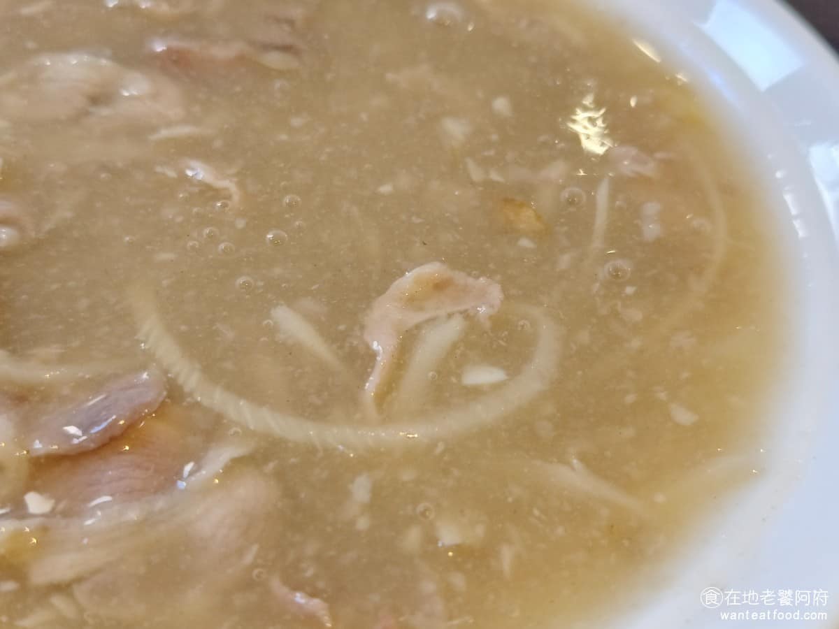 新店北鴨鴨肉羹 新店北鴨鴨肉羹菜單 新店北鴨鴨肉羹推薦 新店區美食 新店美食 台灣小吃 鴨肉羹 湯頭蒜味偏重，整體算是重口味，但在濃郁的蒜香之外，還隱約吃到一股淡淡的薑香，類似薑母鴨的做法，讓湯頭多了一點層次，勾芡程度適中，不會稠到黏口，喝起來很舒服順口。羹裡除了鴨肉之外，配料有加筍絲和洋蔥，但整體配料種類就只有這些，會感覺稍微單調了一點。 @在地老饕阿府