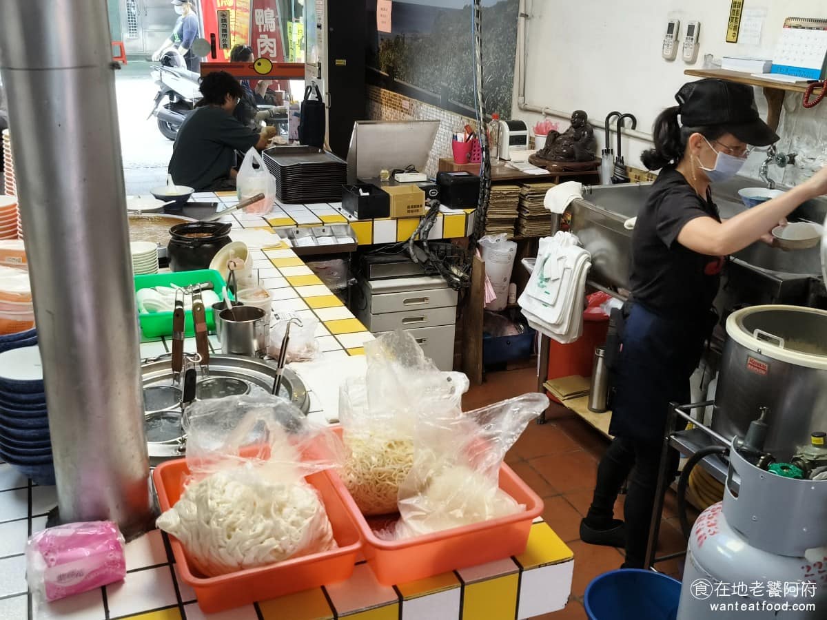 新店北鴨鴨肉羹 新店北鴨鴨肉羹菜單 新店北鴨鴨肉羹推薦 新店區美食 新店美食 台灣小吃 鴨肉羹 廚房是開放的，在店中央，整個作業台上，處理得非常乾淨，看起來是非常注重衛生的店家。 @在地老饕阿府