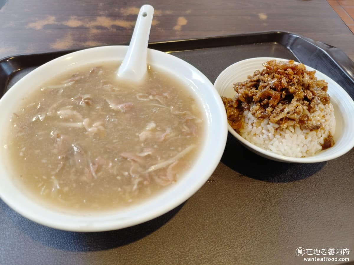 新店北鴨鴨肉羹 新店北鴨鴨肉羹菜單 新店北鴨鴨肉羹推薦 新店區美食 新店美食 台灣小吃 鴨肉羹 金牌套餐 點了一段金牌套餐，價格是 140 元，會比直接單點鴨肉羹和鴨肉飯便宜 5 元。 @在地老饕阿府