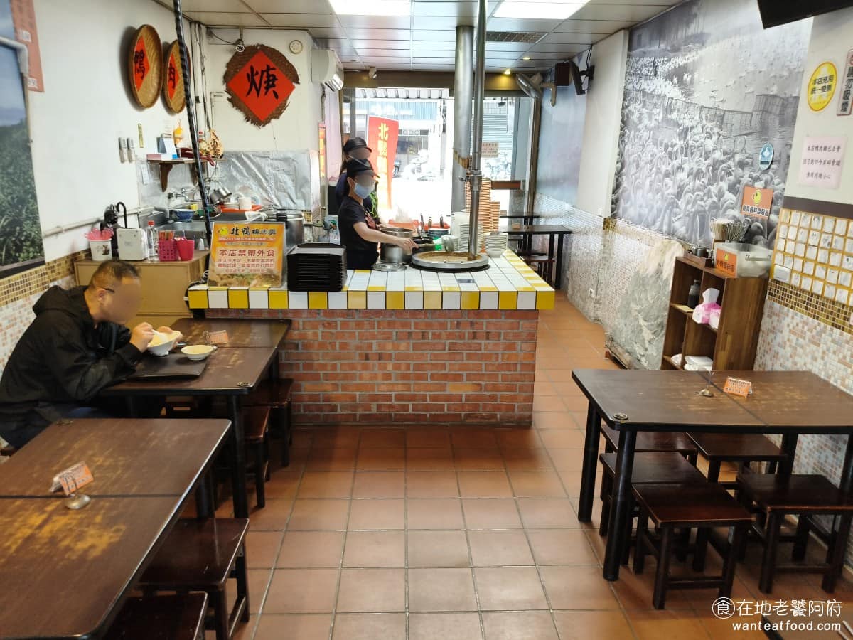 新店北鴨鴨肉羹 新店北鴨鴨肉羹菜單 新店北鴨鴨肉羹推薦 新店區美食 新店美食 台灣小吃 鴨肉羹 兩側各有一個入口，空間不算大，店內大約六張四人桌，用餐尖峰時間幾乎都是滿的，外帶的客人也很多，中午時段尤其明顯，但因為品項不多，客人多半吃得很快，即便等候也不會太久。 @在地老饕阿府
