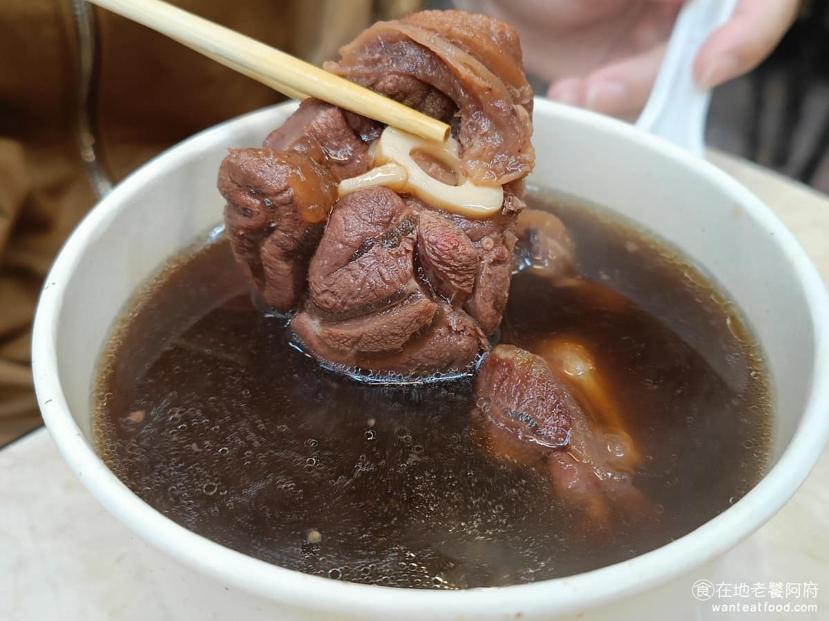 海友十全排骨 士林美食 台灣小吃 藥燉排骨 魯肉飯 士林夜市美食 羊排可以說《海友藥燉排骨》的招牌之一，所以比較貴，但還是蠻多人會點的。因為羊肉非常軟嫩，搭配當歸湯頭就是經典的當歸羊肉湯，味道真的很棒，一些專門賣當歸羊肉湯的店也比不上這間。 @在地老饕阿府