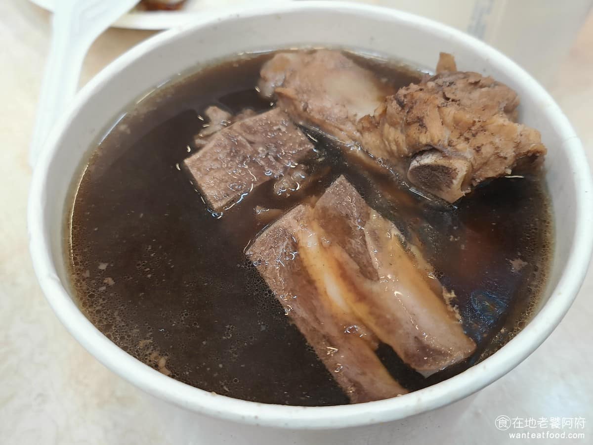 海友十全排骨 士林美食 台灣小吃 藥燉排骨 魯肉飯 士林夜市美食 十全藥燉排骨 《海友藥燉排骨》和其他藥燉排骨店不一樣，其他藥燉排骨店都是肋排和排骨綜合在一起，但《海友藥燉排骨》是分開點的。如果點肋排，就只有肋排；如果點排骨，就只會有排骨。 @在地老饕阿府