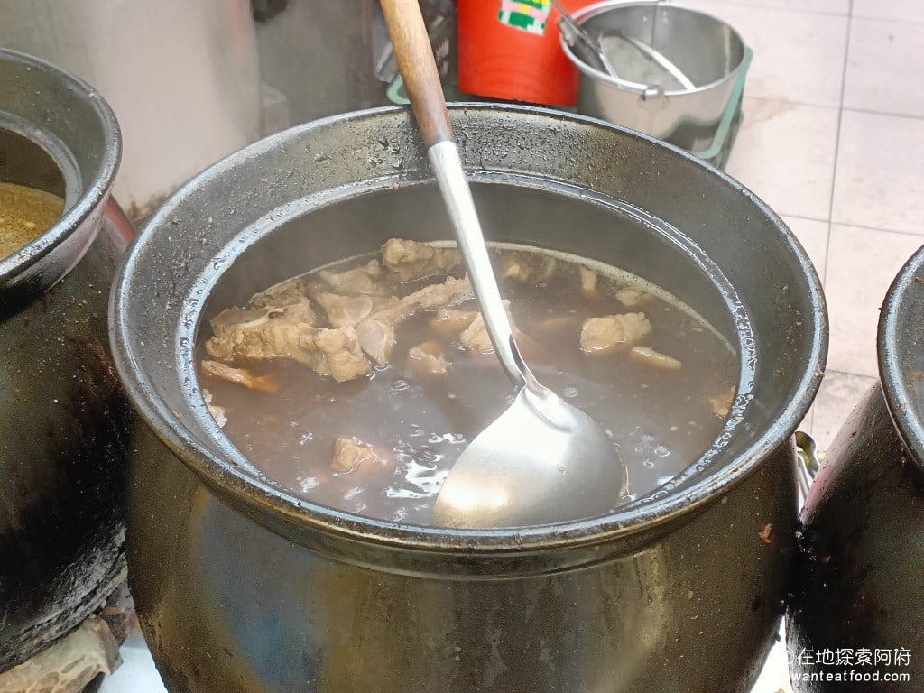 海友十全排骨 士林美食 台灣小吃 藥燉排骨 魯肉飯 《海友藥燉排骨》開店至今已經50年了，店家標榜使用15種中藥材熬煮的獨家配方，讓整個藥燉排骨湯頭喝起來人人都說棒！ @在地老饕阿府