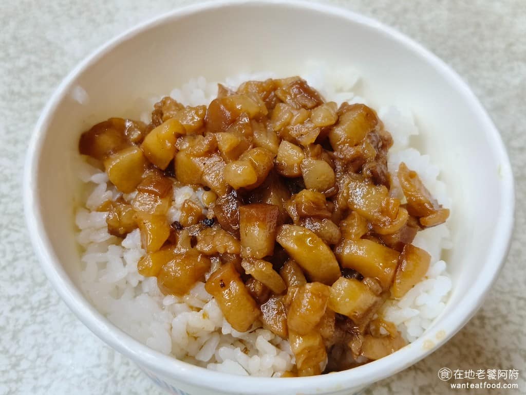 張記傳統魚丸 張記傳統魚丸菜單 張記傳統魚丸推薦 瑞芳區美食 瑞芳美食 台灣小吃 福州魚丸 醬汁都在底部，非常夠味，搭配入口即化滷肉，十分好吃，連米飯口感也很棒，整體就是順口好吃，吃過都會印象深刻。 @在地老饕阿府