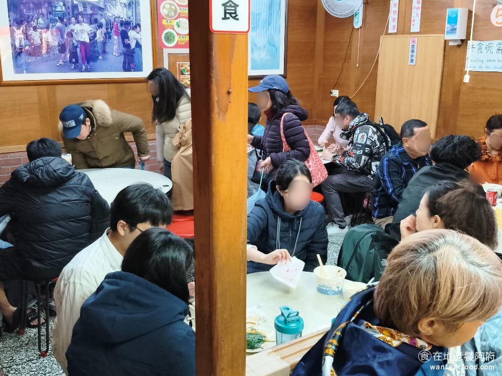 張記傳統魚丸 張記傳統魚丸菜單 張記傳統魚丸推薦 瑞芳區美食 瑞芳美食 台灣小吃 福州魚丸 雖然人多的時候會很擠，但很多人還是願意排隊，因為吃過的人都說好吃，即便是離峰時段，店內也是客滿，經常要和別人併桌。 @在地老饕阿府