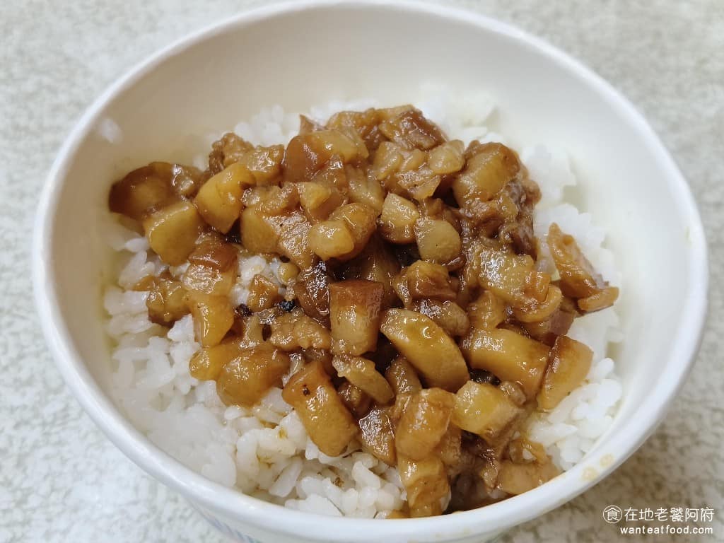 張記傳統魚丸 張記傳統魚丸菜單 張記傳統魚丸推薦 瑞芳區美食 瑞芳美食 台灣小吃 福州魚丸 魯肉飯 魯肉飯也是店裡的招牌之一，雖然他是賣魚丸的店，但滷肉飯做得非常有水準，滷得非常夠味，肥肉比例偏多，但吃起來完全不油膩，醬汁略帶甜味且不死鹹。 @在地老饕阿府